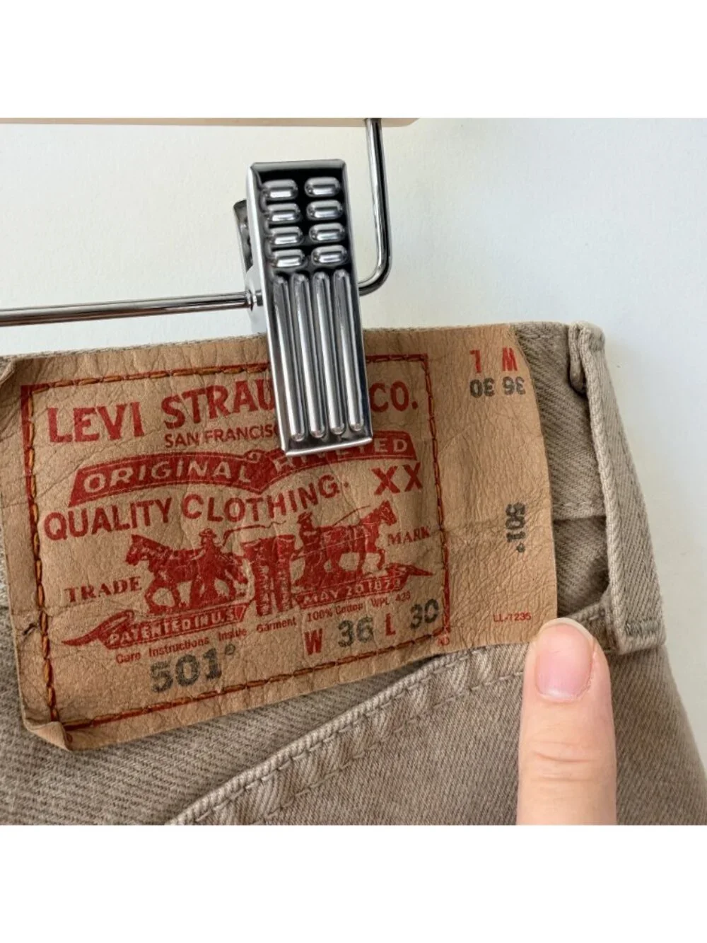 Vintage Levi’s 501 Beige Straight Leg Button Fly Jeans Men’s Size 36x30 N78